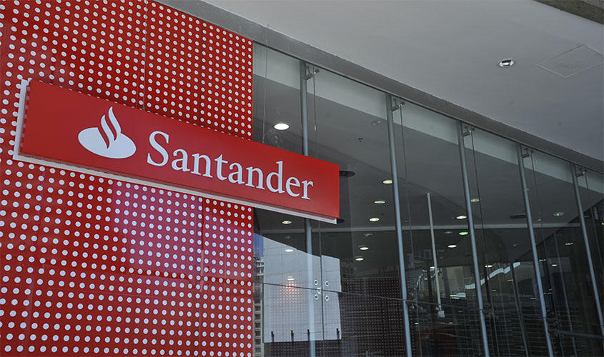 Justiça determina que Santander restrinja atendimento ao público apenas para atividades ‘urgentes’ e trabalhadores que fazem parte do ‘grupo de risco’ serão afastados