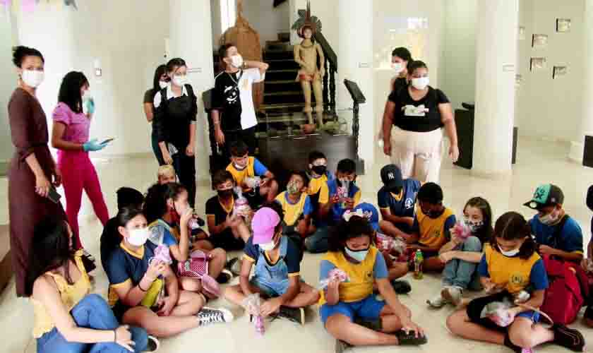 Alunos conferem de perto história sobre o folclore e a paleontologia em visita ao Palácio Museu da Memória Rondoniense