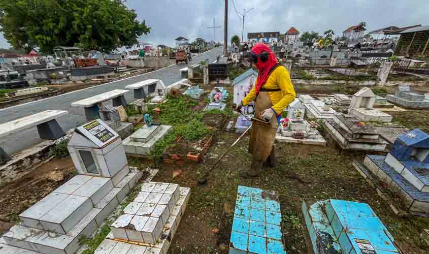 Prefeitura de Porto Velho realiza mutirão de limpeza no Cemitério Santo Antônio