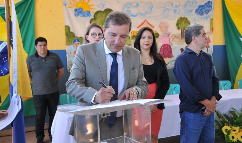 Prefeito assina ordem de serviço para construção de 15 salas de aula em cinco escolas do Município