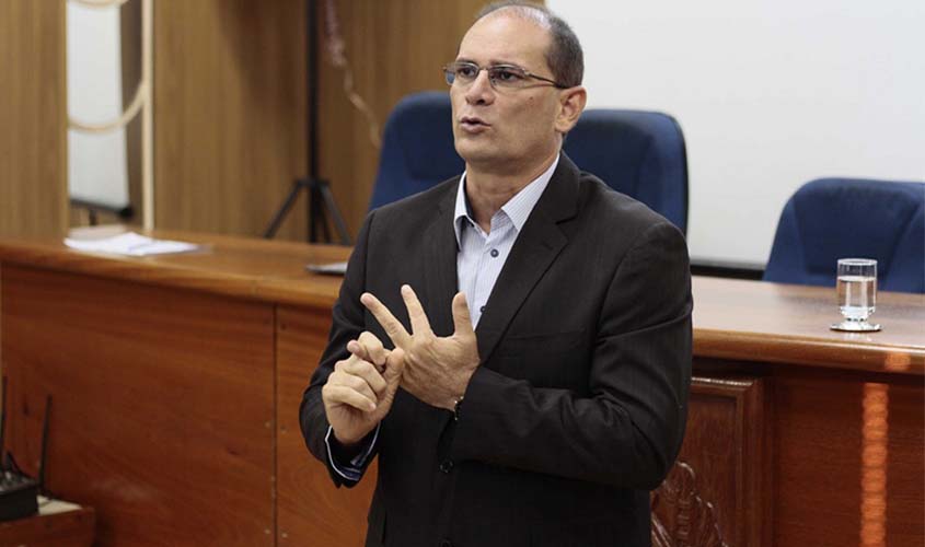 Governador Daniel Pereira ainda não disse a que veio