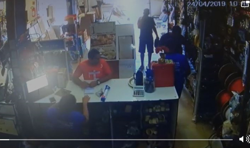 Bandidos invadem comércio e roubam dinheiro e celulares de funcionários e clientes