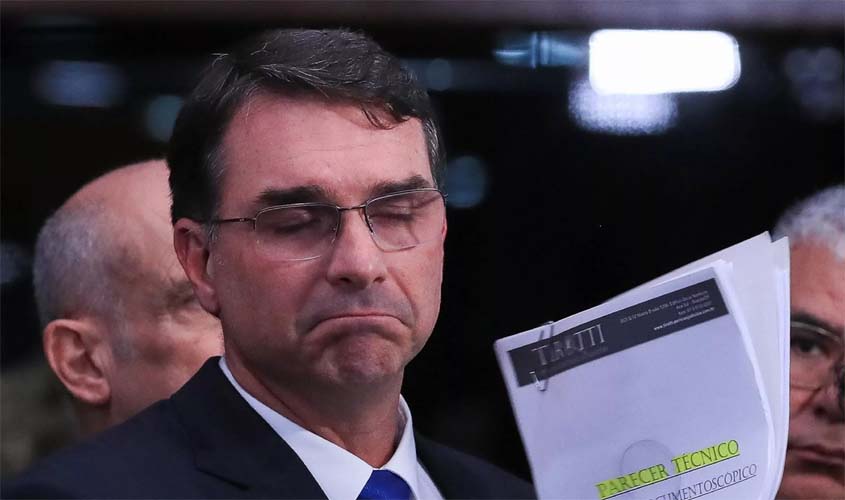 O alerta do maquiador: Flávio Bolsonaro está nu
