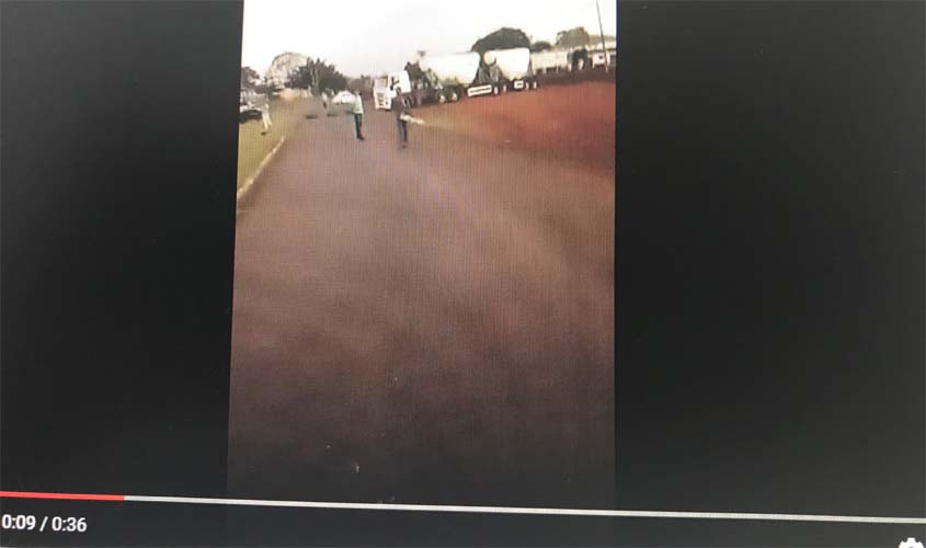 Em Rondônia, homem usa motosserra para tentar acabar na marra com bloqueio de caminhoneiros. Vídeo 