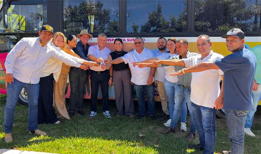 Deputado Lúcio Mosquini entrega micro-ônibus para reforçar transporte de pacientes em Cujubim
