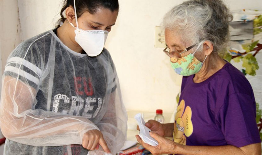 Pacientes idosos de autocuidado em hanseníase recebem cestas com alimentos, produtos médicos e de higiene