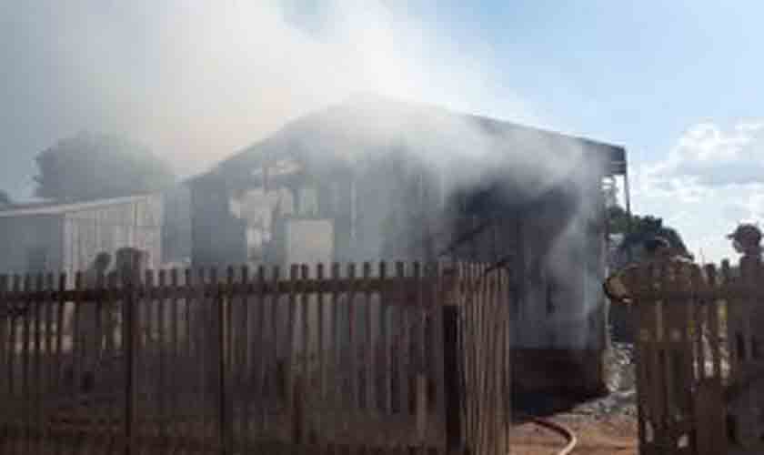 Briga de família acaba com sogro ateando fogo na casa da mãe da nora; vídeo