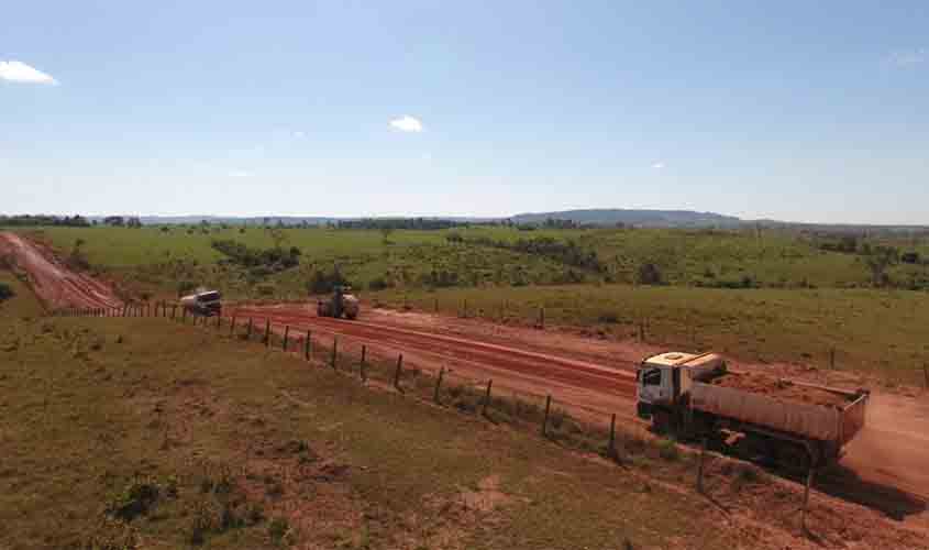 Serviços de patrolamento e melhorias são executados em 74 km da Rodovia-135