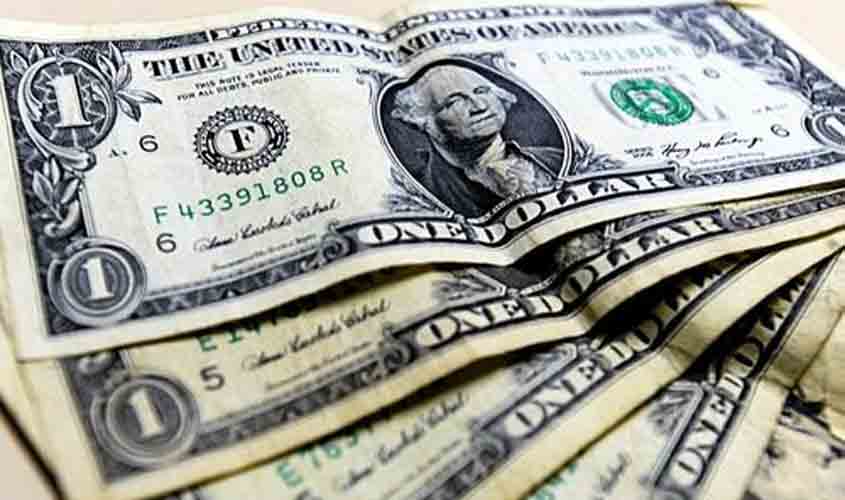 Dólar cai levemente na última cotação