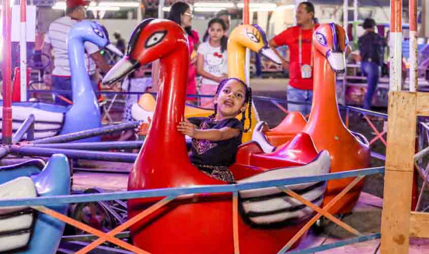 Parque de diversões garante entretenimento para crianças e adultos no Arraial Flor do Maracujá