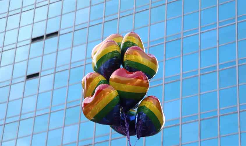 Mais de 60% dos projetos sobre pessoas trans em assembleias visam ampliar direitos