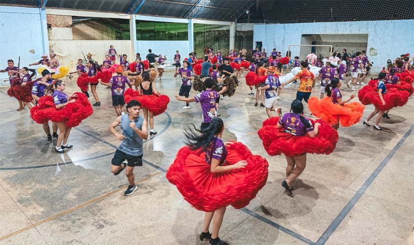Família reúne três gerações na Mocidade Junina