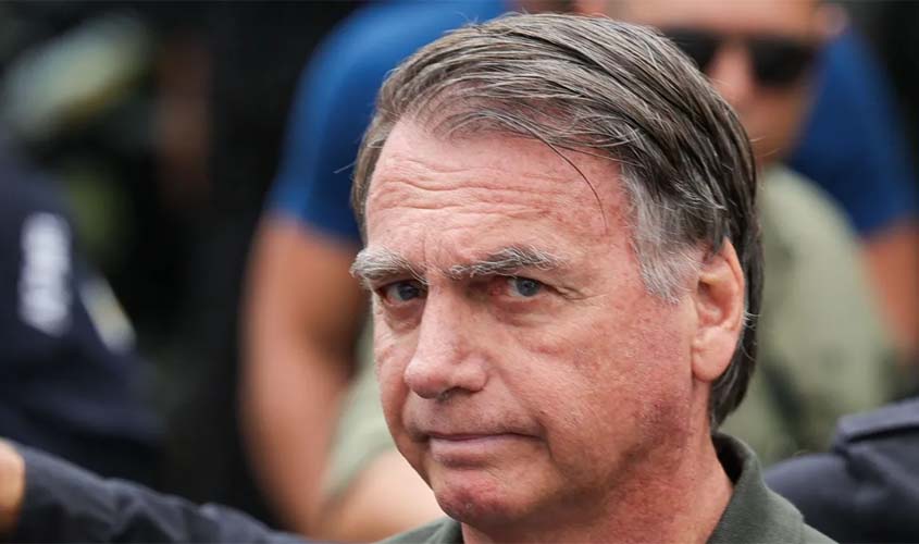 Bolsonaro nega intenção de descumprir lei sobre arma