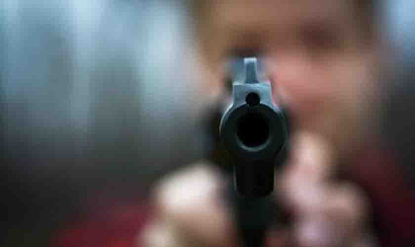 Mulher escapa da morte após arma de assassino falhar; vítima diz que crime está relacionado a denúncia contra policial