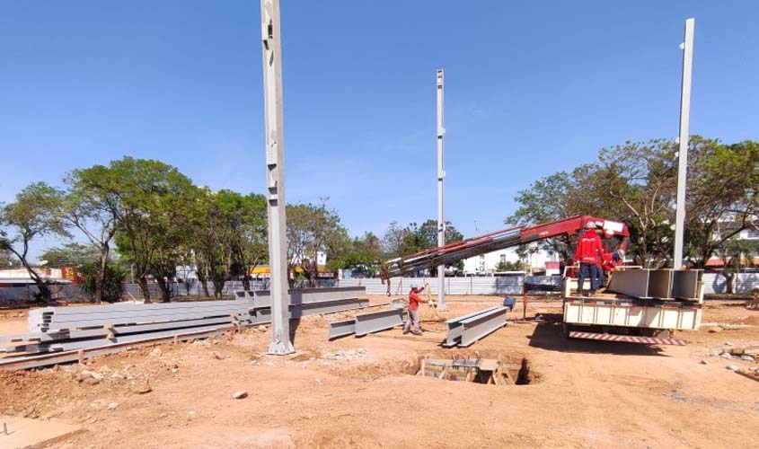 Parte da estrutura metálica do novo terminal começa a ser instalada