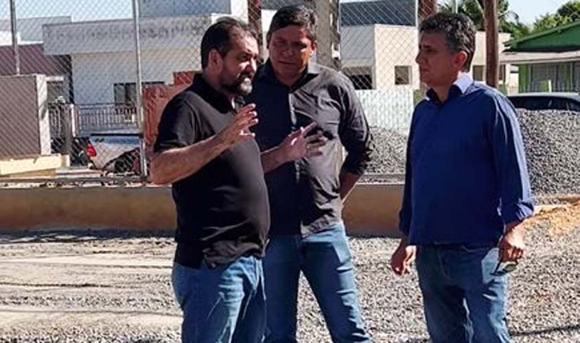 Deputado Laerte Gomes visita obras finais de campo sintético em Presidente Médici