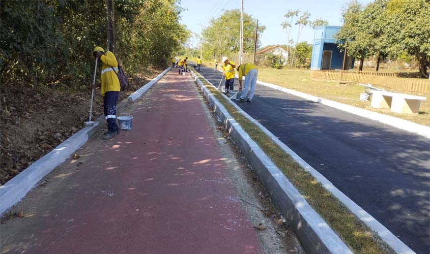 Prefeitura realiza limpeza de praças e cemitérios