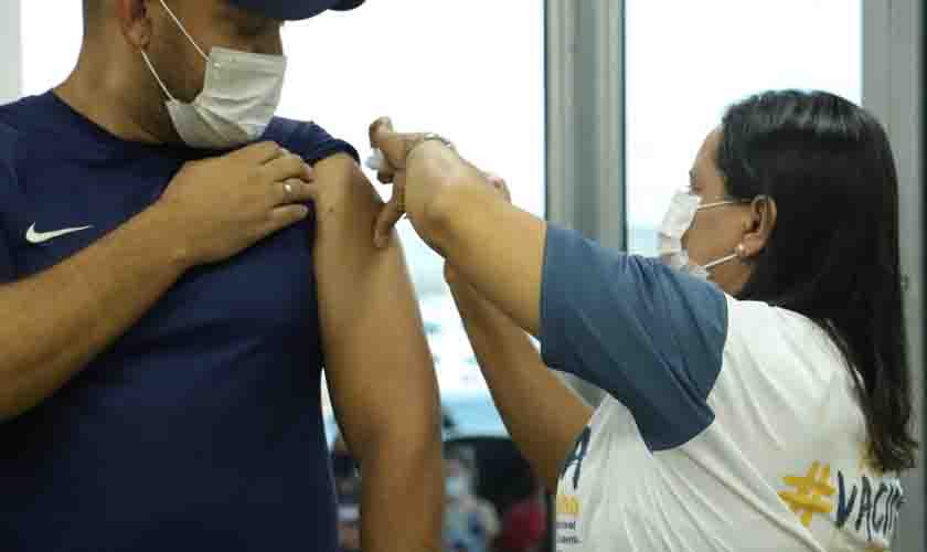 Trabalhadores são vacinados contra a Covid-19 em supermercado da Capital