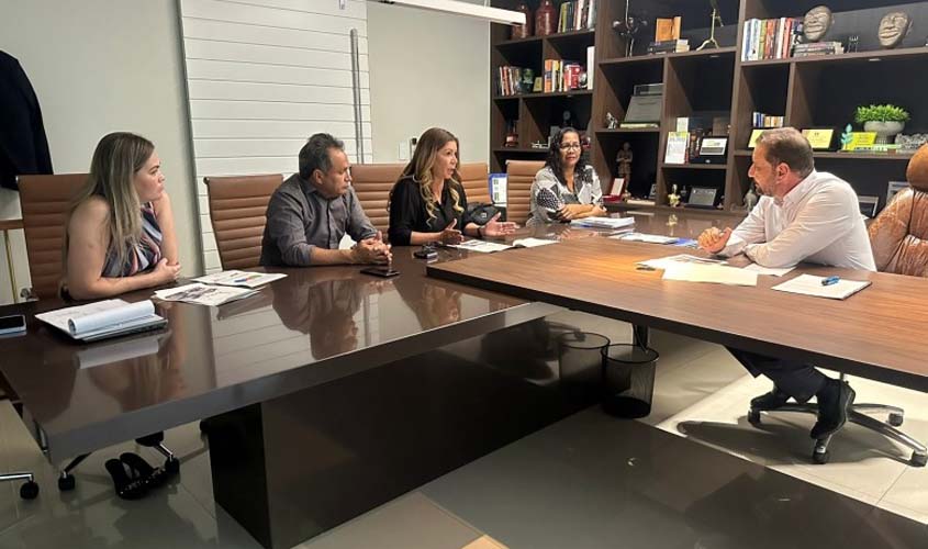 Orçamento, planejamento e metas marcam reunião entre prefeito Hildon Chaves e equipe da Semes