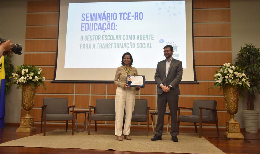 Expoente da educação, Maria Izolda Cela é homenageada pelo TCE-RO 