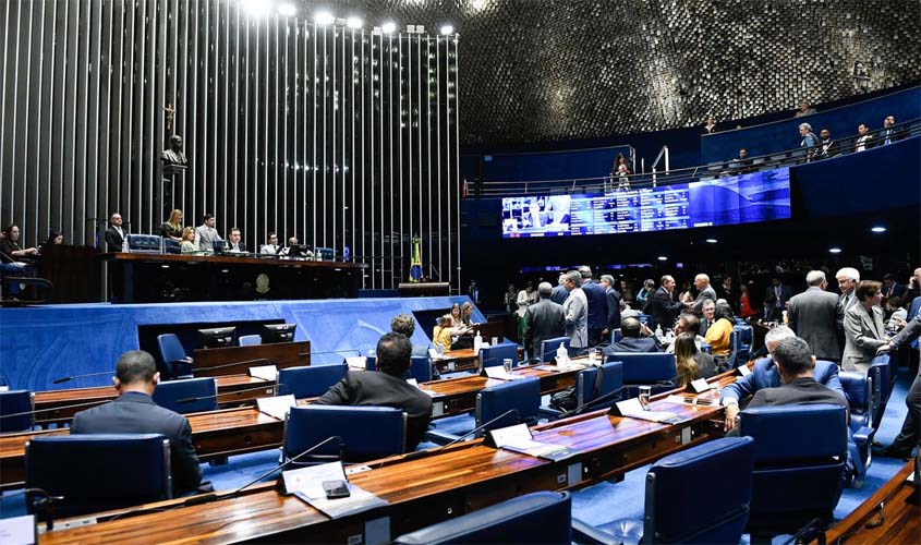 Senado aprova MP que aumenta salário mínimo e amplia isenção do IR