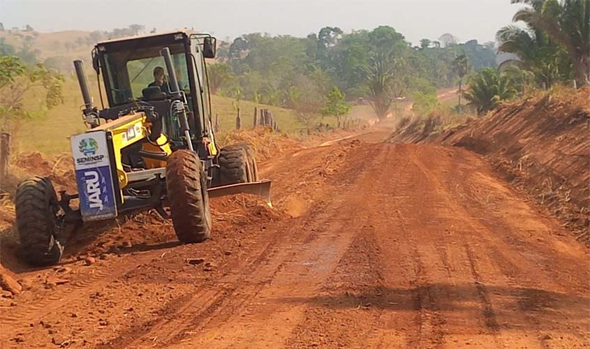 Prefeitura segue com serviço de patrolamento nas estradas rurais; equipes trabalham na Linha 614