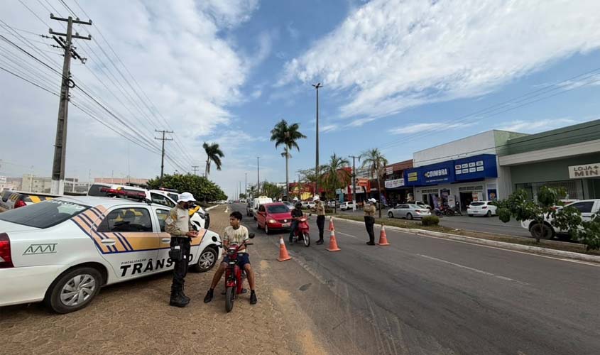 AMT realiza blitz para orientar condutores de veículos