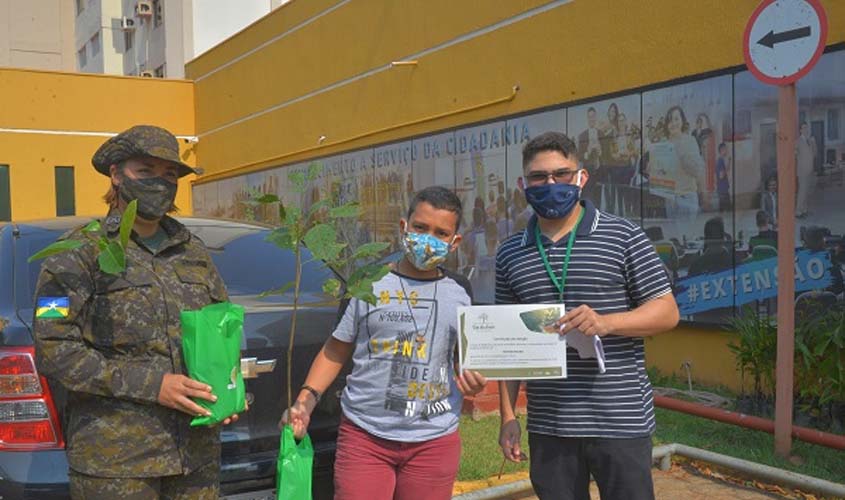 Emeron e Policia Ambiental distribuem mudas em ação alusiva ao Dia da Árvore