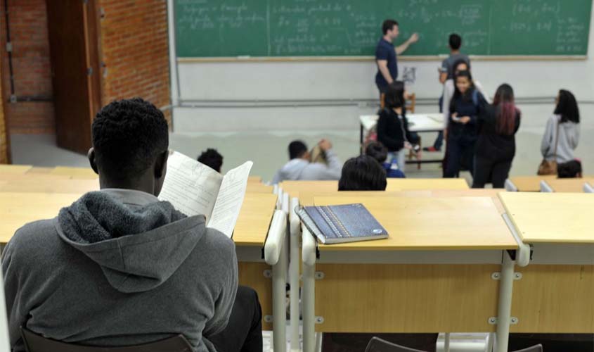 Estudantes com Fies podem suspender pagamentos até o fim da pandemia