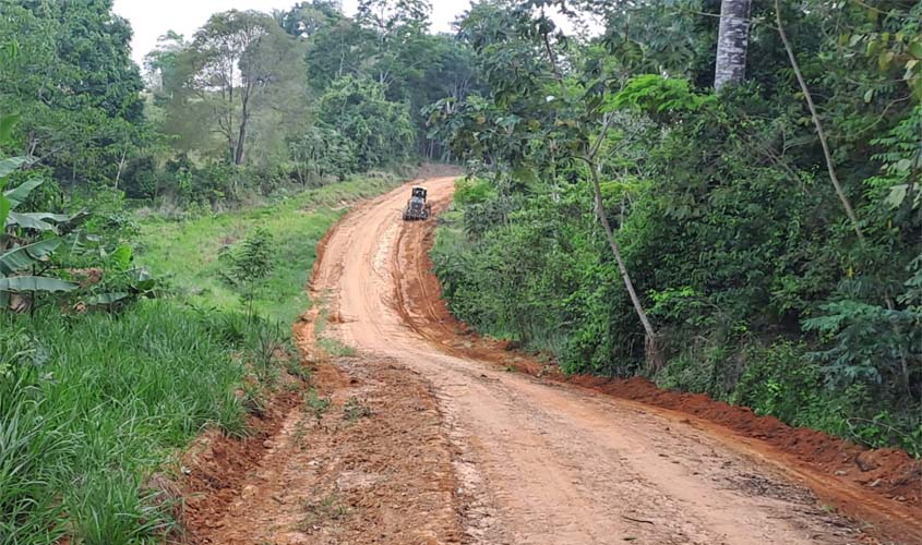 Prefeitura atende moradores e recupera travessão na Linha Universo