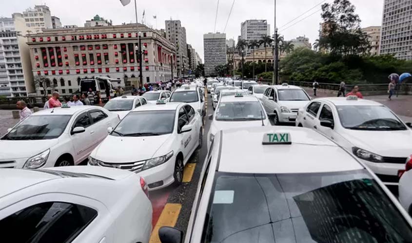 Taxistas protestam contra proposta que regulamenta aplicativos de transporte