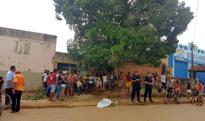 Homem morre ao cair de mangueira na capital