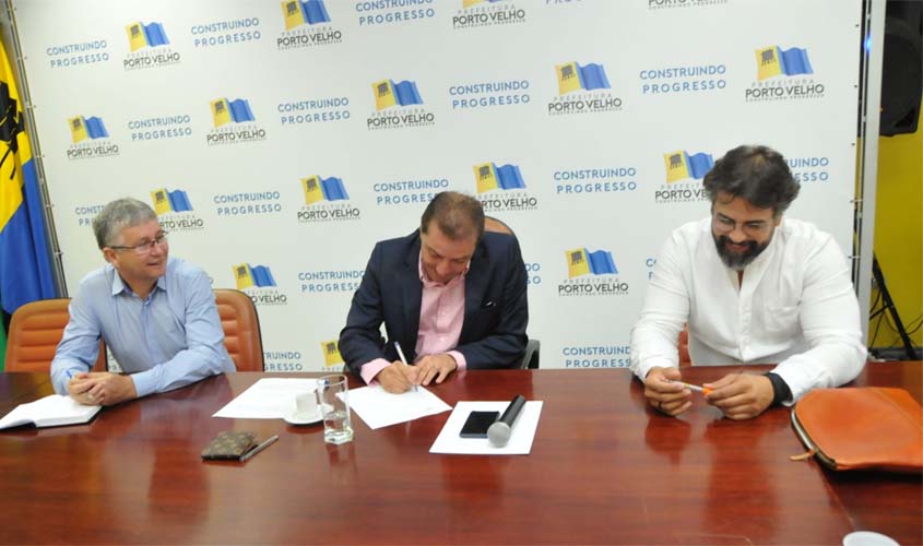 Hildon Chaves firma compromisso de apoiar a Acuda com recursos