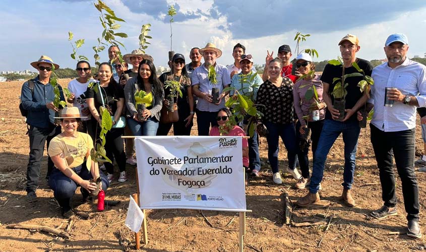 Vereador Everaldo Fogaça e colaboradores do gabinete participam de mega plantio de 31 mil mudas de árvores frutíferas e nativas