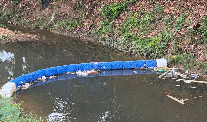 Ecobarreira retira resíduos do igarapé Belmont em Porto Velho