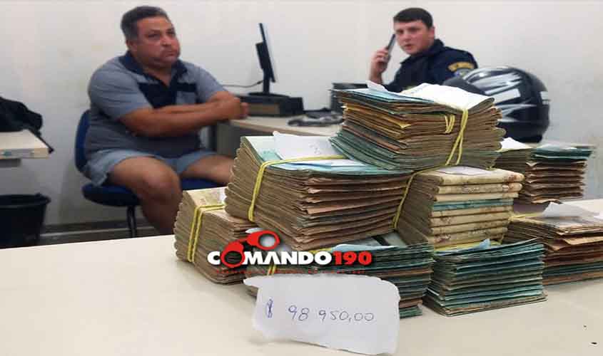 Após denúncia anônima, PM apreende um revólver, uma moto com chassi adulterada e cerca de R$ 100 mil reais; Quatro pessoas são presas