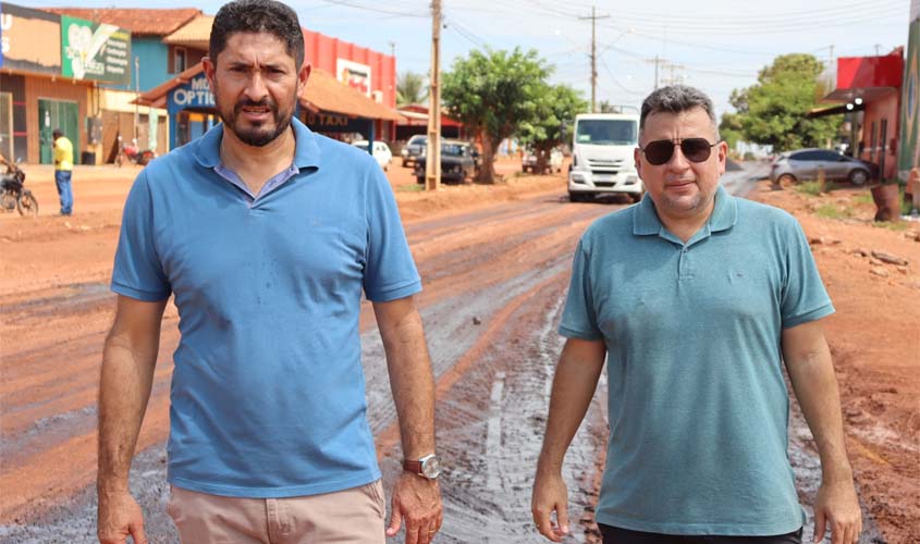 Presidente da Câmara Municipal, Márcio Pacele, fiscaliza de perto obras de pavimentação em Vista Alegre do Abunã