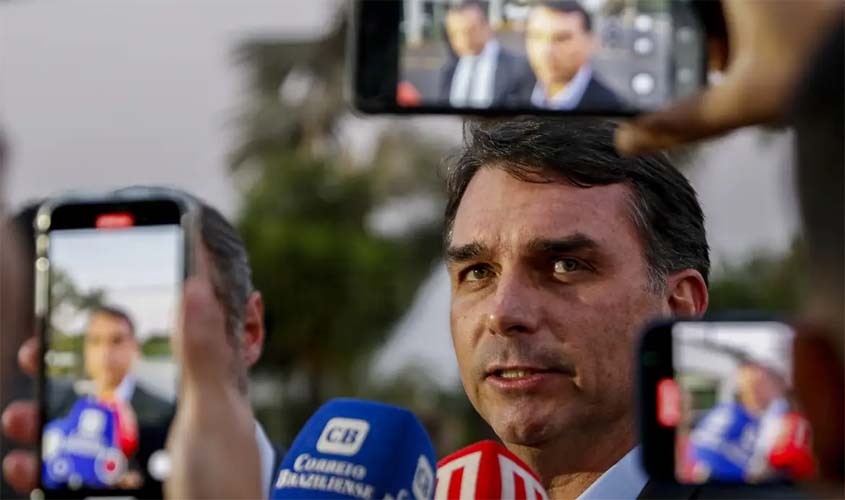 Moraes autoriza visita dos filhos de Bolsonaro à PF