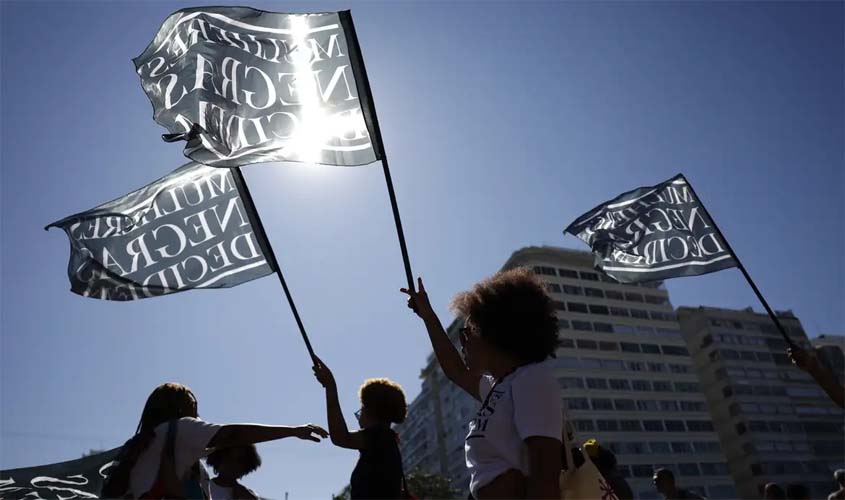 Comunicadoras negras se unem contra violência online