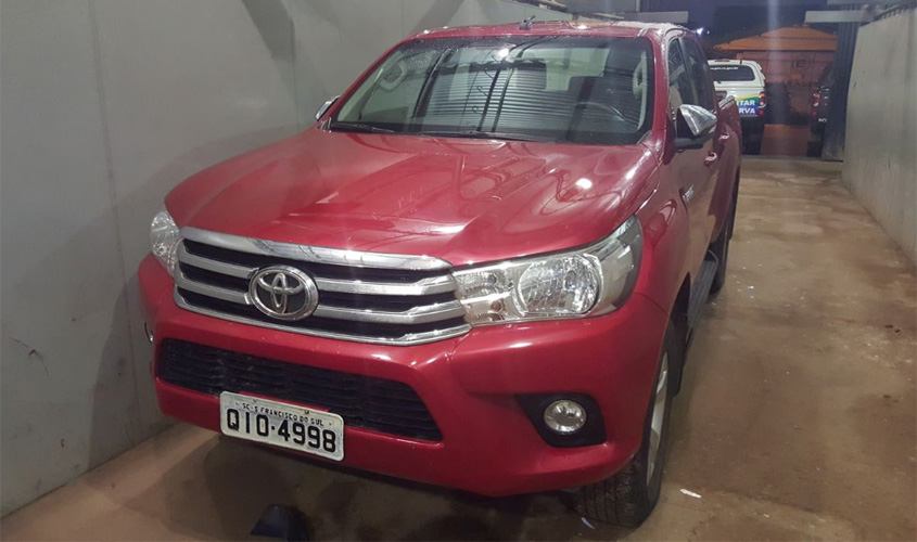 Jovem é preso pela PRF dirigindo camionete Hilux com chassis adulterado