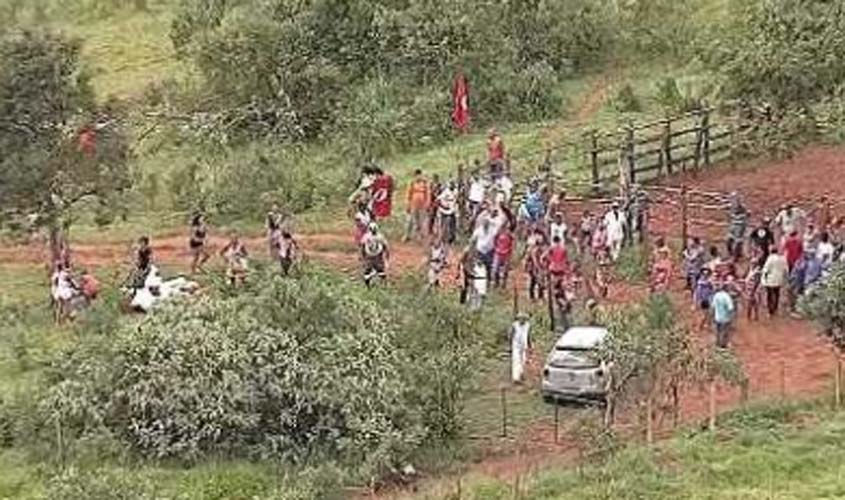 Justiça notifica invasores para que desocupem fazenda no Cone Sul, mas grupo permanece no local 