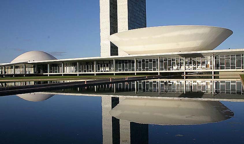 Rodrigo Maia quer votar privatização da Eletrobras até abril