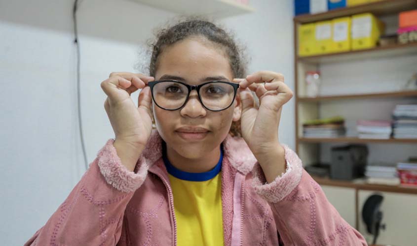 Óculos de correção da visão são entregues a alunos da rede municipal em Porto Velho