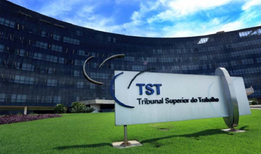 Rede de lanchonetes deve indenizar atendente por tratamento humilhante durante gravidez de risco