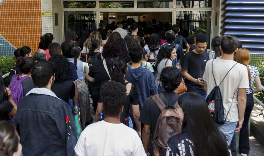 Estudantes começam a receber primeira parcela do Programa Pé-de-Meia