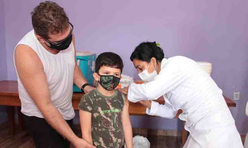 Vacina infantil contra a covid-19 é ofertada durante evento de páscoa na creche Aconchego da Vó Maria