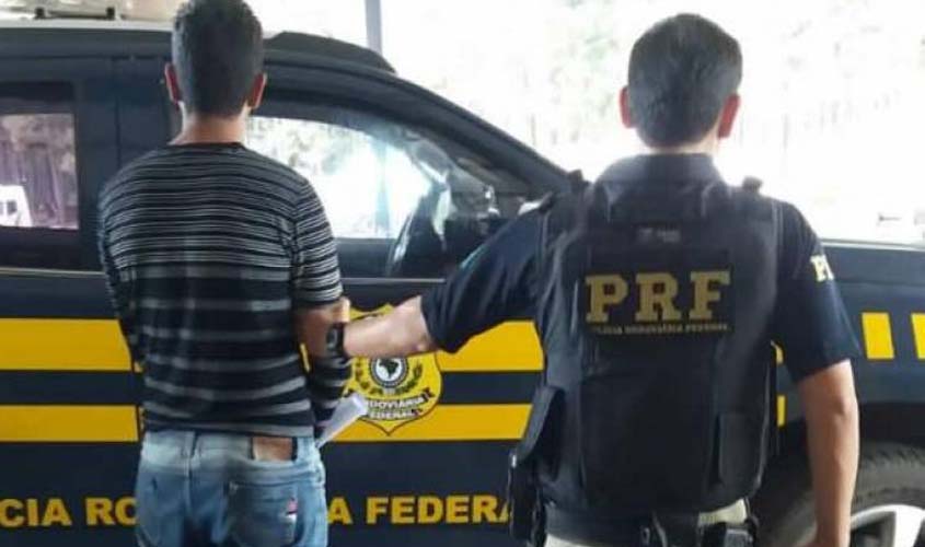 Agentes da PRF prendem dois homens que eram considerados foragidos da justiça