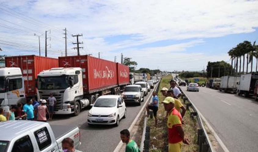 Protesto de caminhoneiros afeta distribuição de jornais e revistas