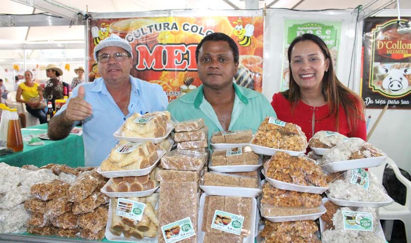 Deputada Rosangela participa de sessão itinerante da ALE na 7º Rondônia Rural Show e visita stand das agroindústrias