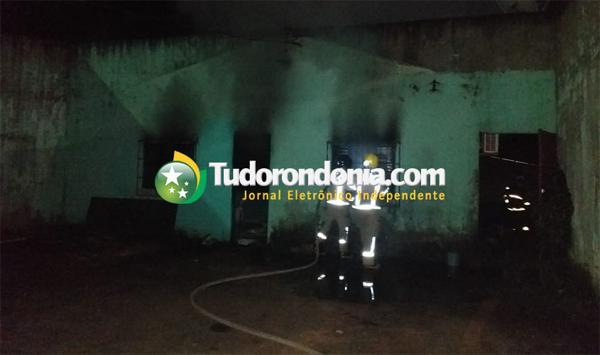 Casa é destruída pelo fogo na zona sul de Porto Velho